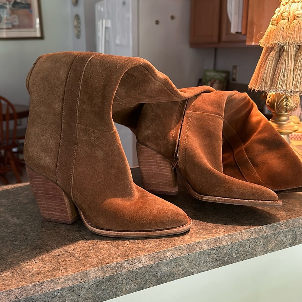 Gianni Bini Suede Boot 6.5M